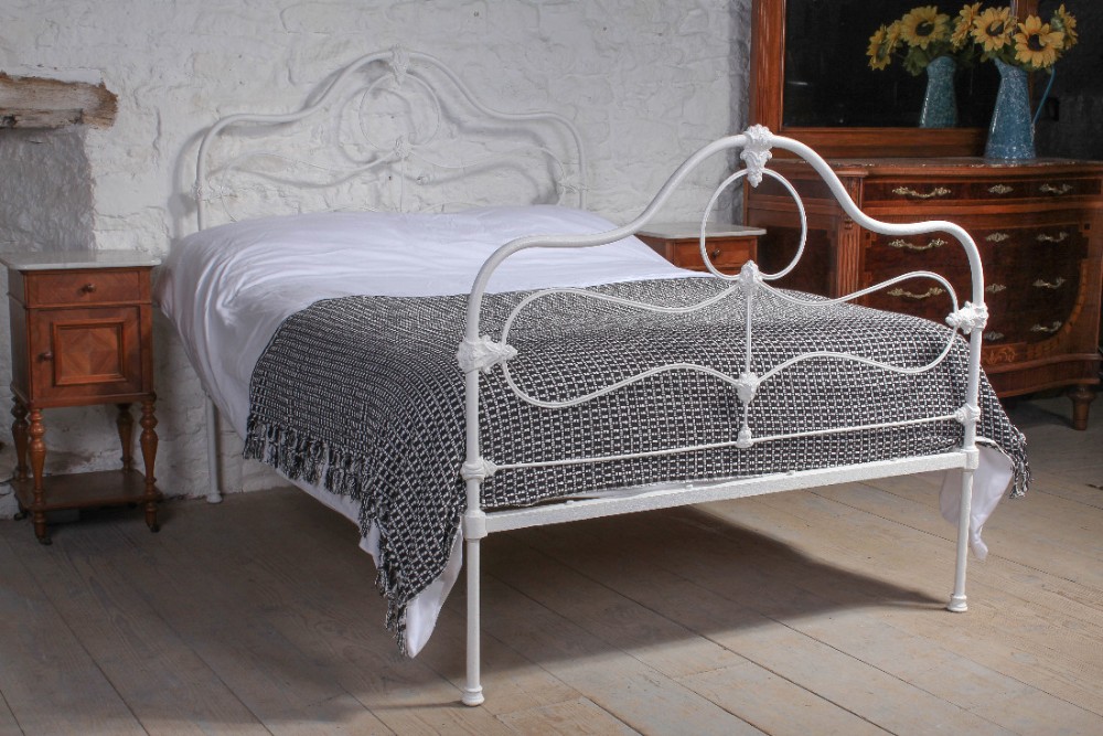 Pretty early iron double bed 