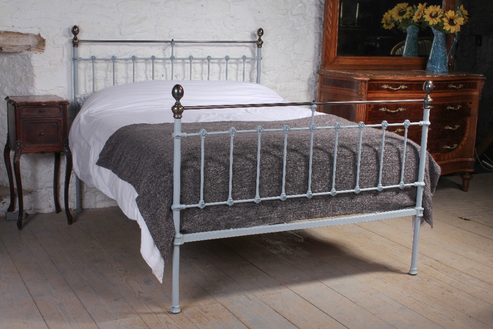 Attractive simple classic Victorian king size bed