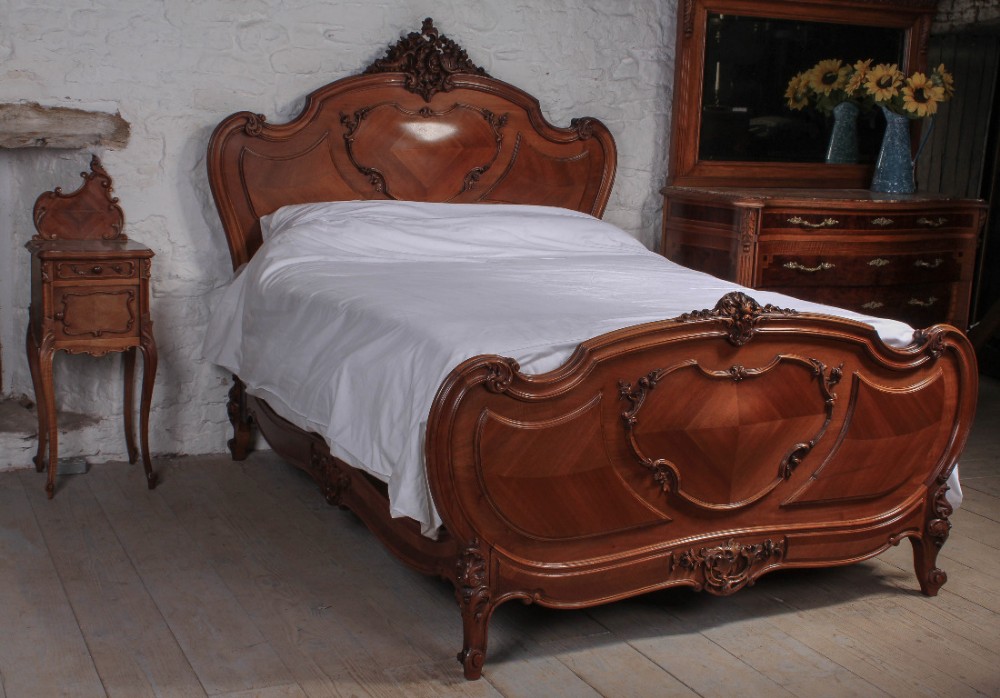5Ft King size Louis XV style with bombe detail