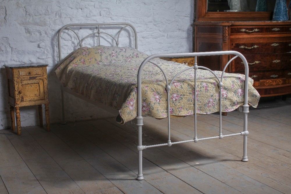 Pretty and simple single iron bed