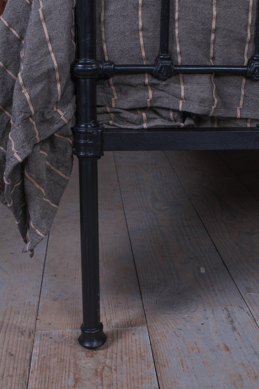 Classic Victorian black and brass king size bed View VI