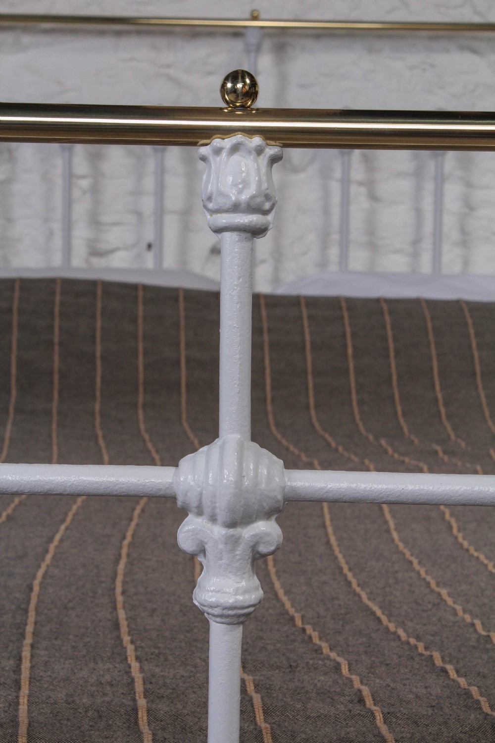 Lovely classic Victorian 5Ft king size brass and iron View V
