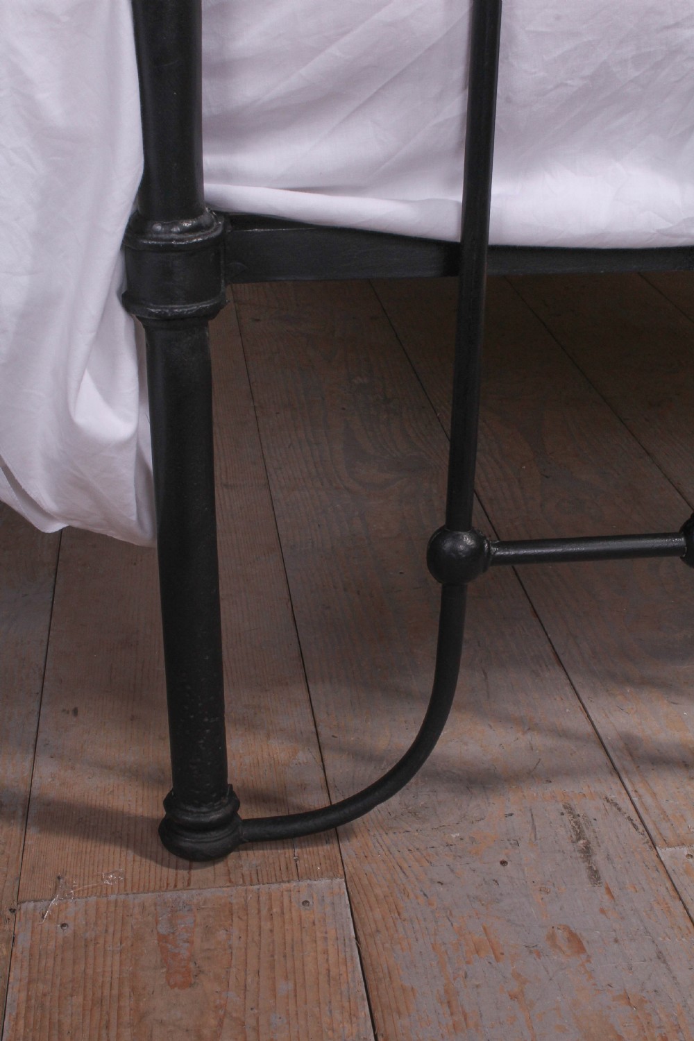 Classic Victorian dip rail black and brass double bed View IV