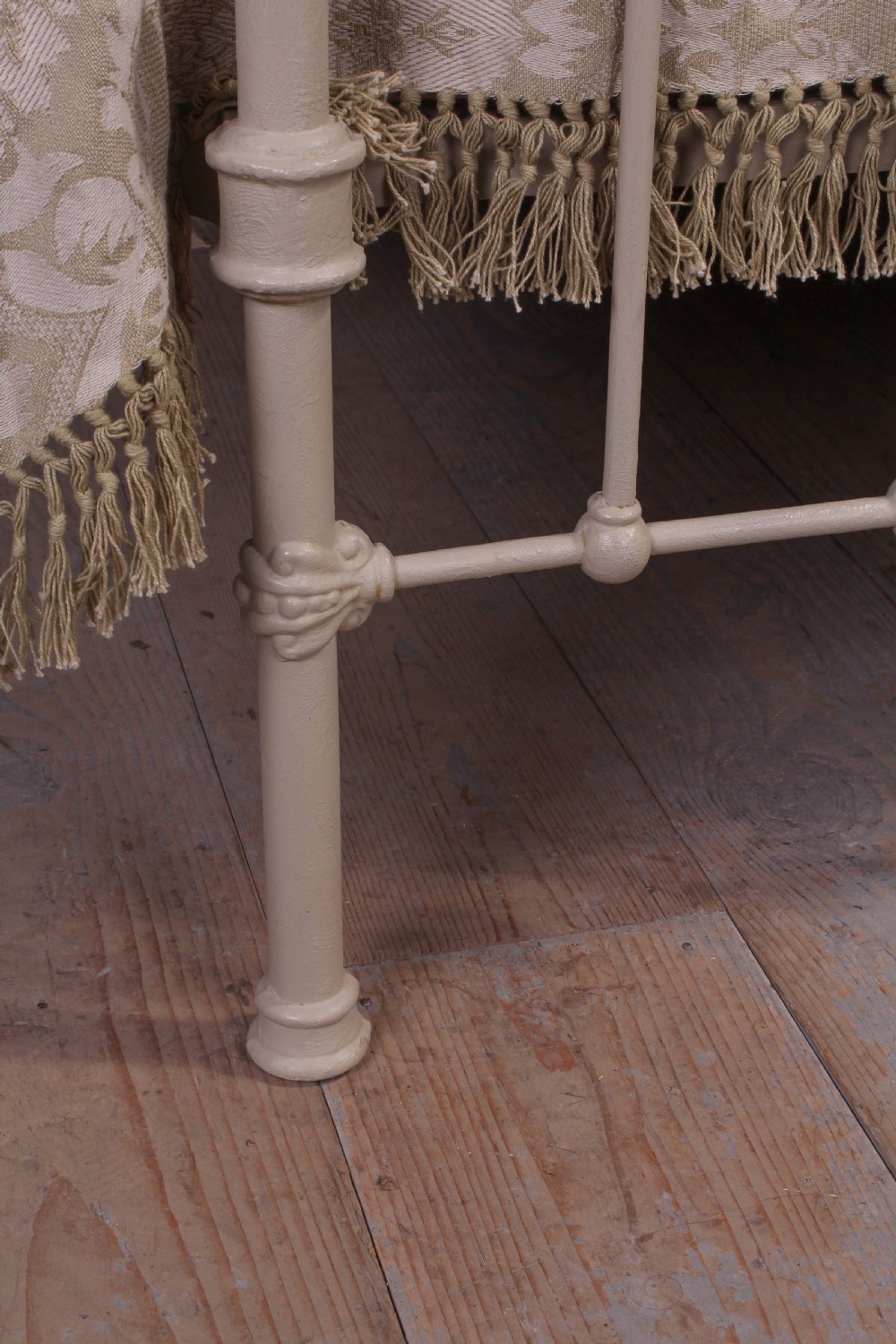 Classic Victorian dip rail bed with porcelain detail View VIII