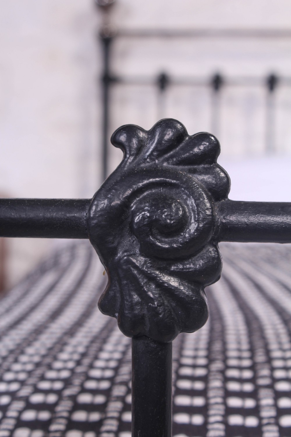 Classic Victorian king size 5Ft black and aged brass bed View III