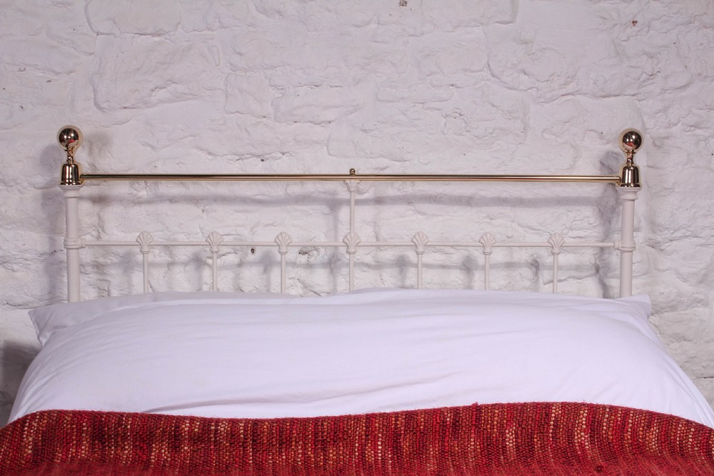 Pretty classic Victorian three quarter queens size bed View VI