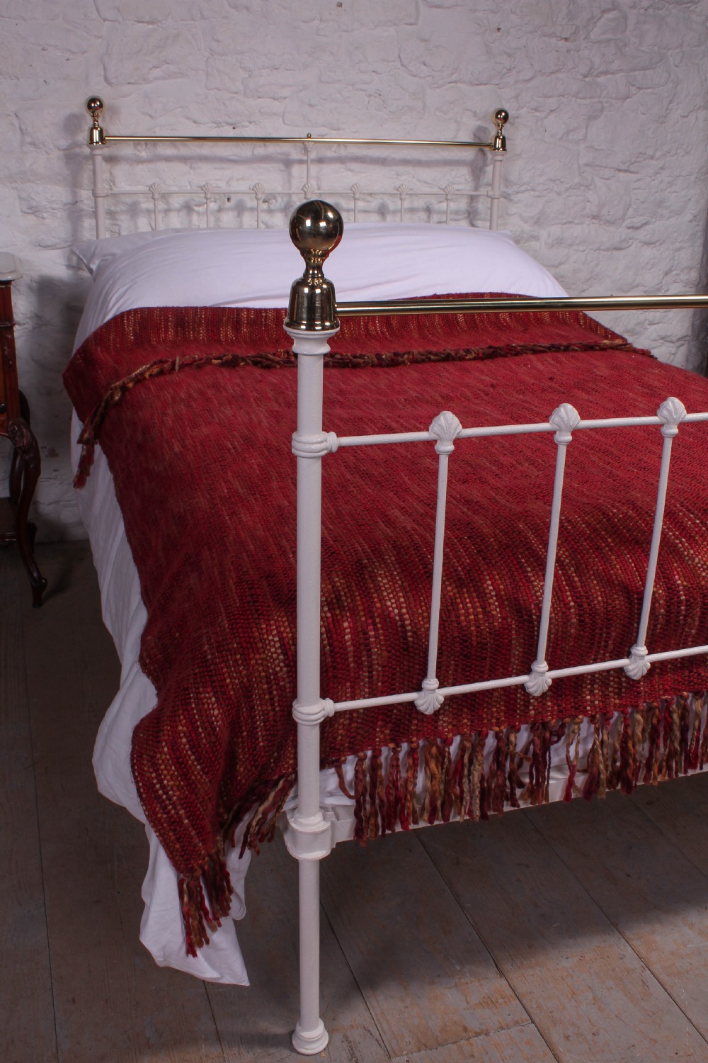 Pretty classic Victorian three quarter queens size bed View VII