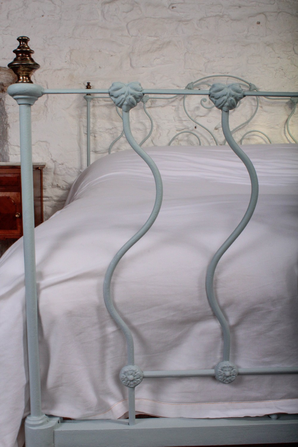 Very pretty and unusual early Victorian double bed View VII