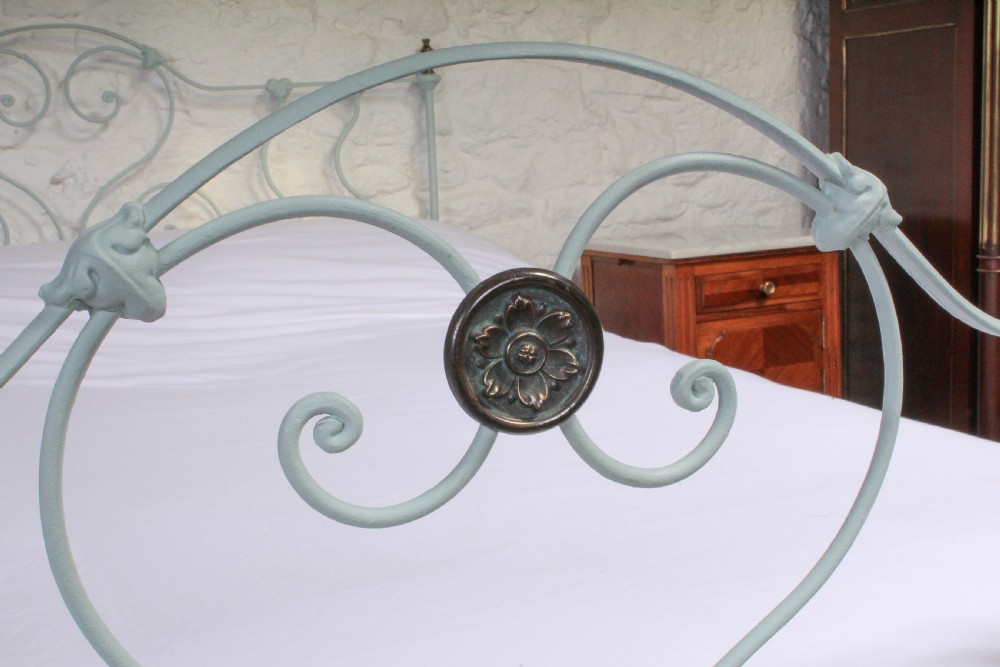 Very pretty and unusual early Victorian double bed View XII