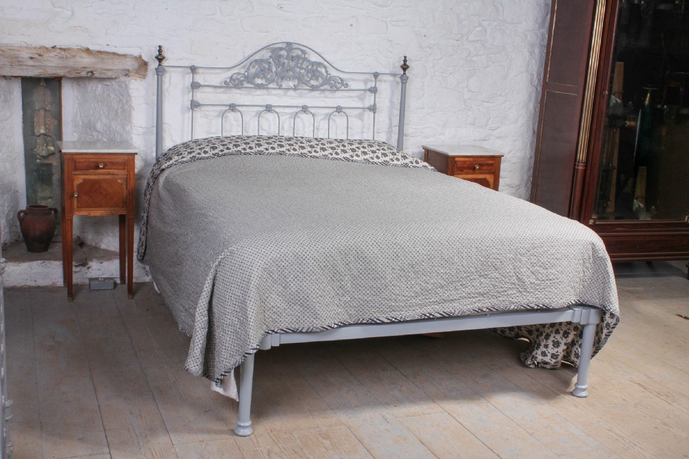 Very pretty  Winfield no end king size iron and brass bed