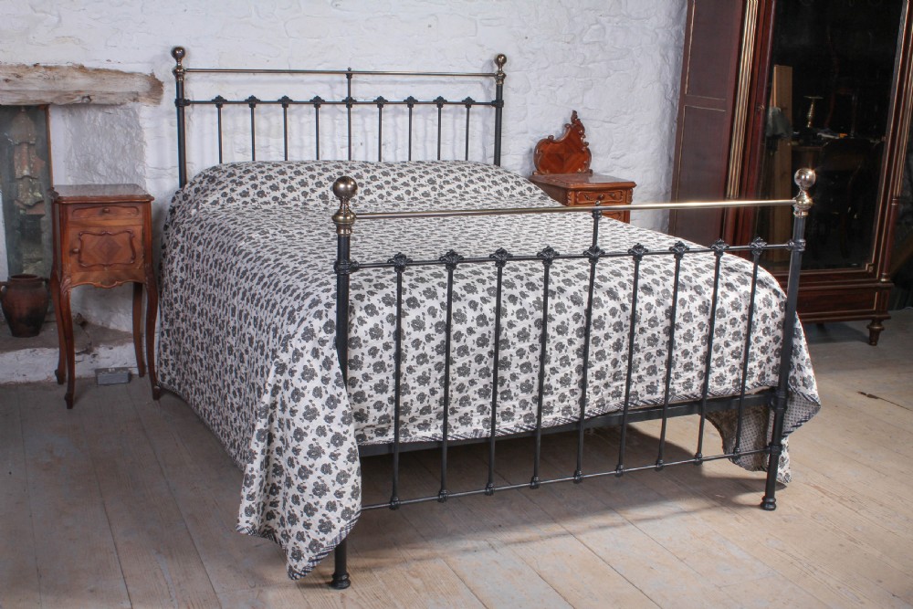 Timeless lovely Classic Victorian black and aged brass 5Ft king size bed