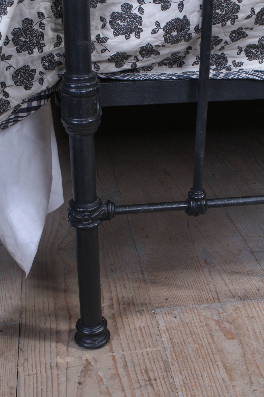 Timeless lovely Classic Victorian black and aged brass 5Ft king size bed View VII