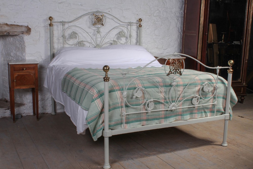 Very pretty king size 5Ft brass and iron bed 