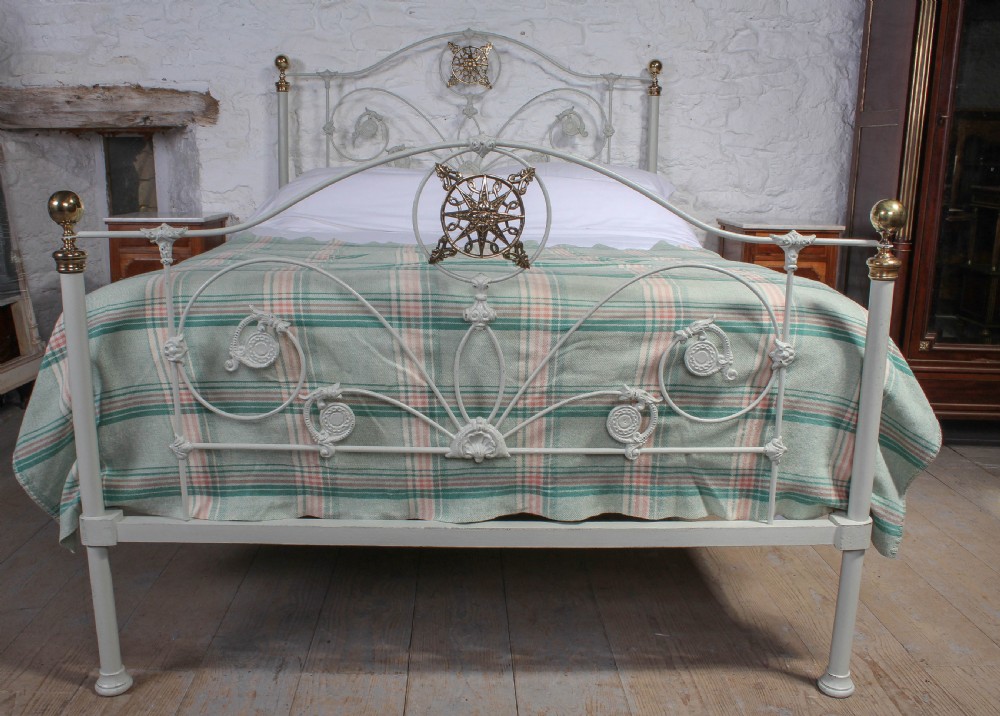 Very pretty king size 5Ft brass and iron bed  View II