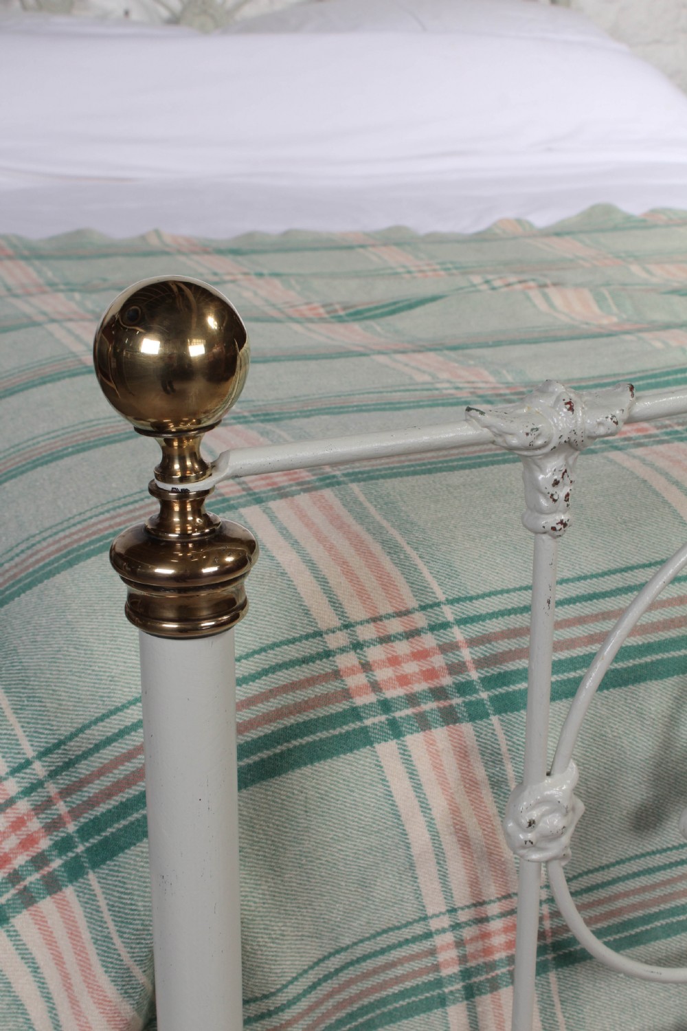 Very pretty king size 5Ft brass and iron bed  View IV