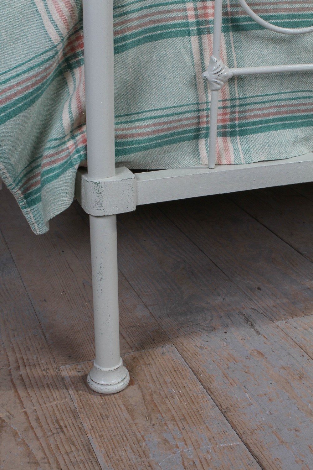 Very pretty king size 5Ft brass and iron bed  View V