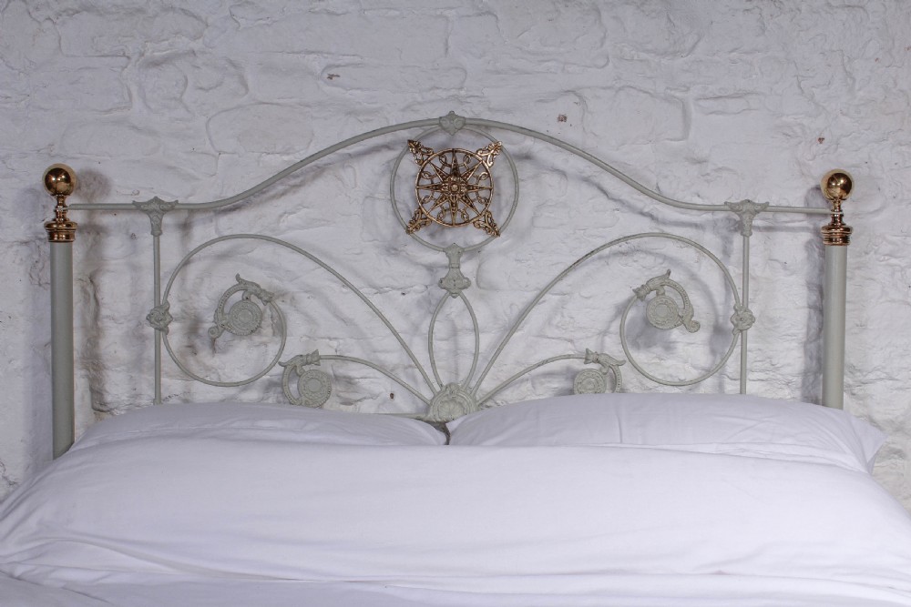 Very pretty king size 5Ft brass and iron bed  View VI