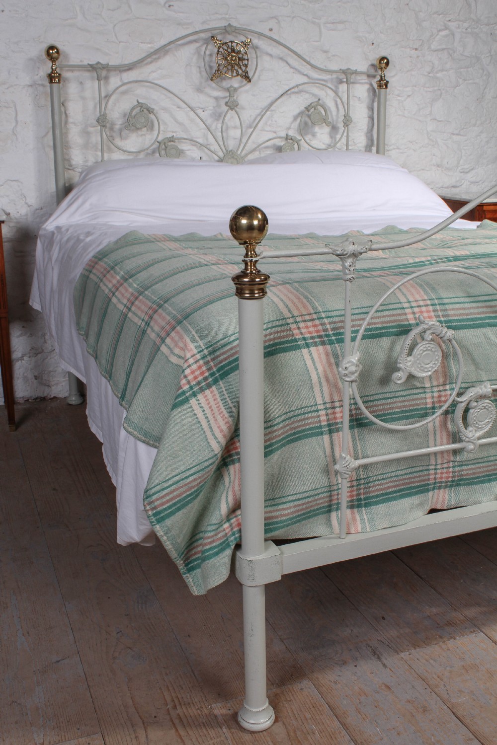 Very pretty king size 5Ft brass and iron bed  View VIII
