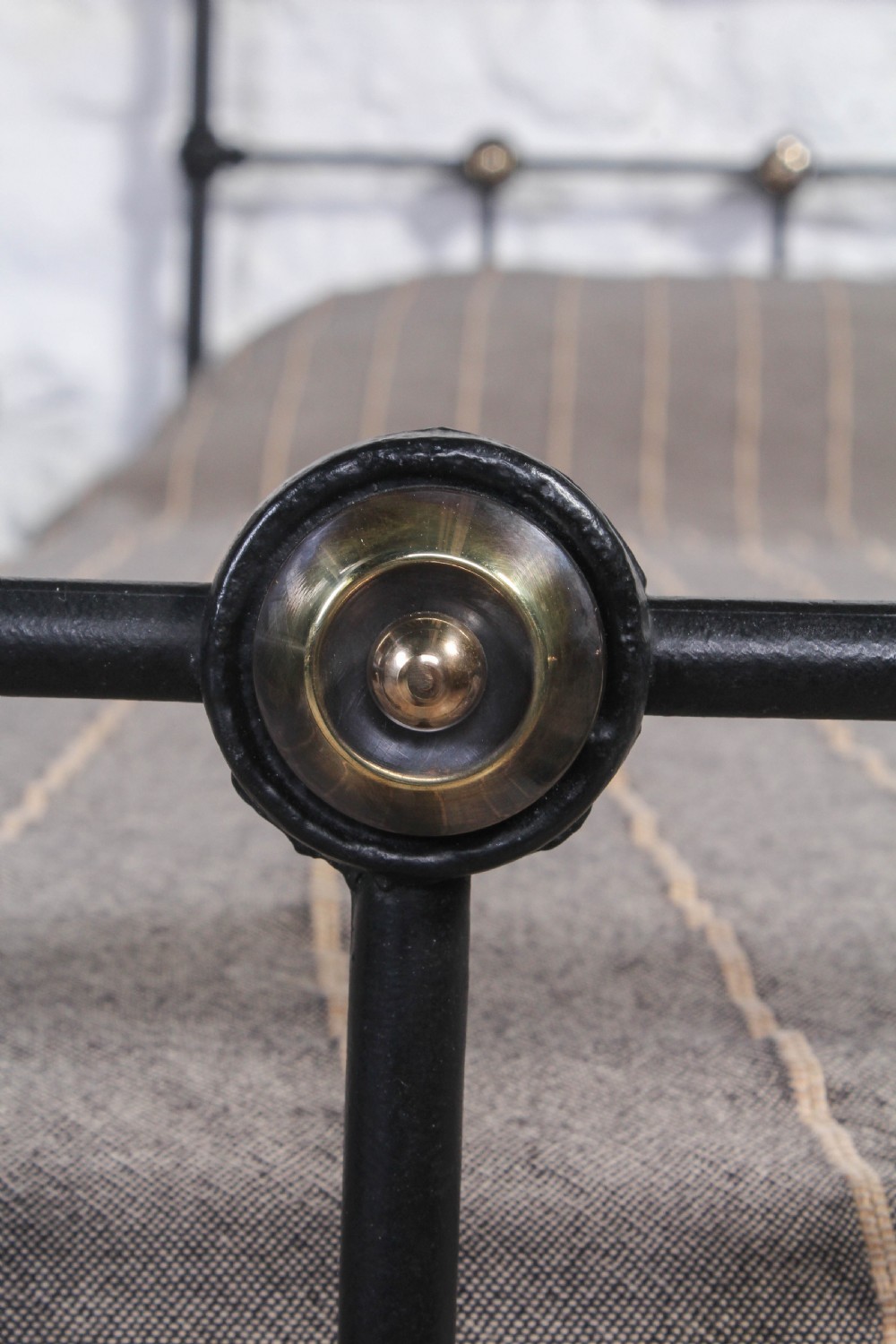 Simple black iron single bed View IV