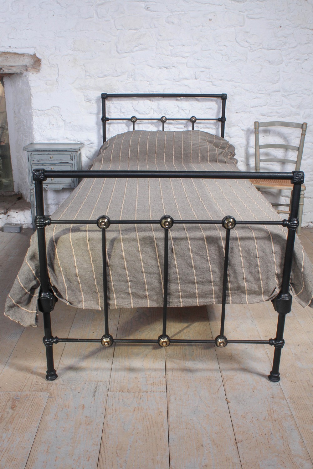 Simple black iron single bed View VIII