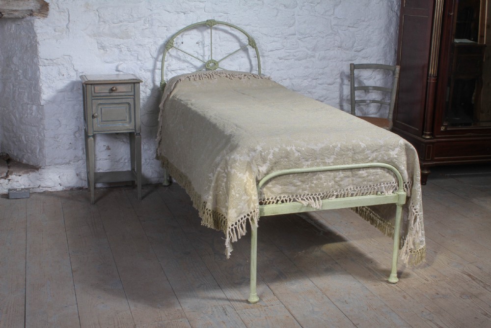 Sweet little all iron bed