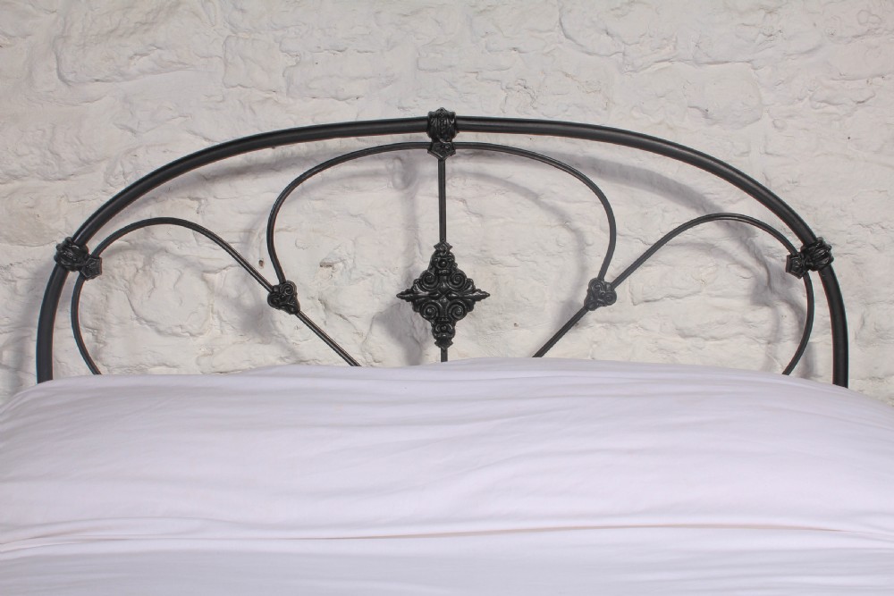 Attractive Victorian black  iron double bed View IV
