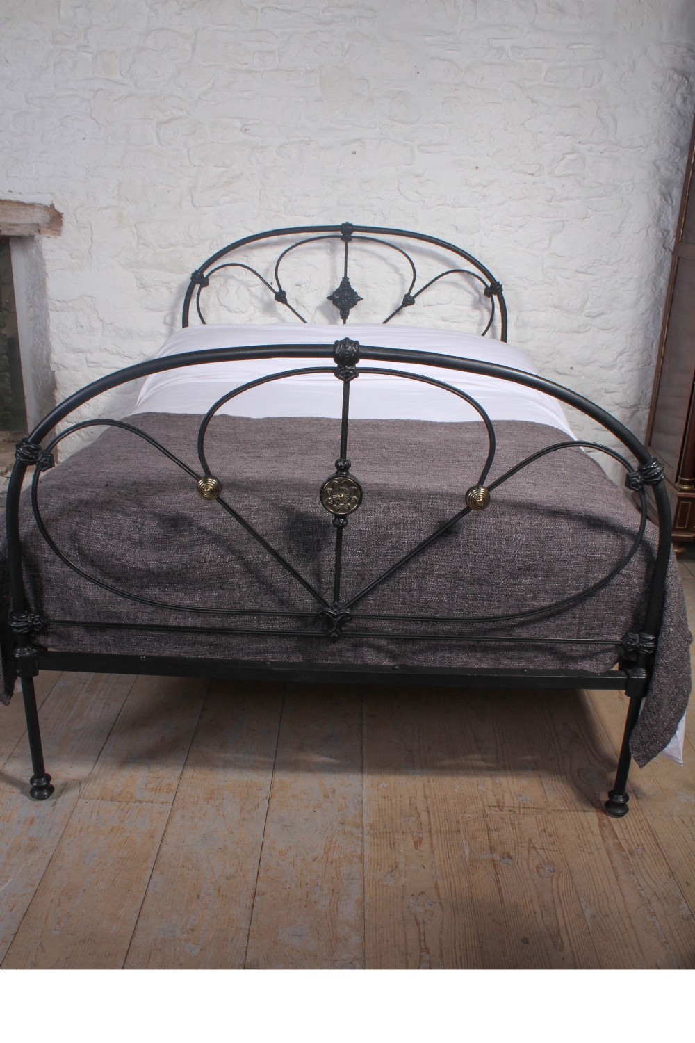 Attractive Victorian black  iron double bed View VII