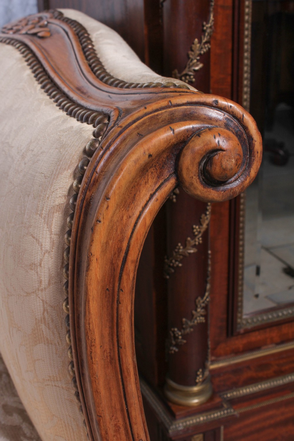 Pretty French lit bateau upholstered day bed View VI
