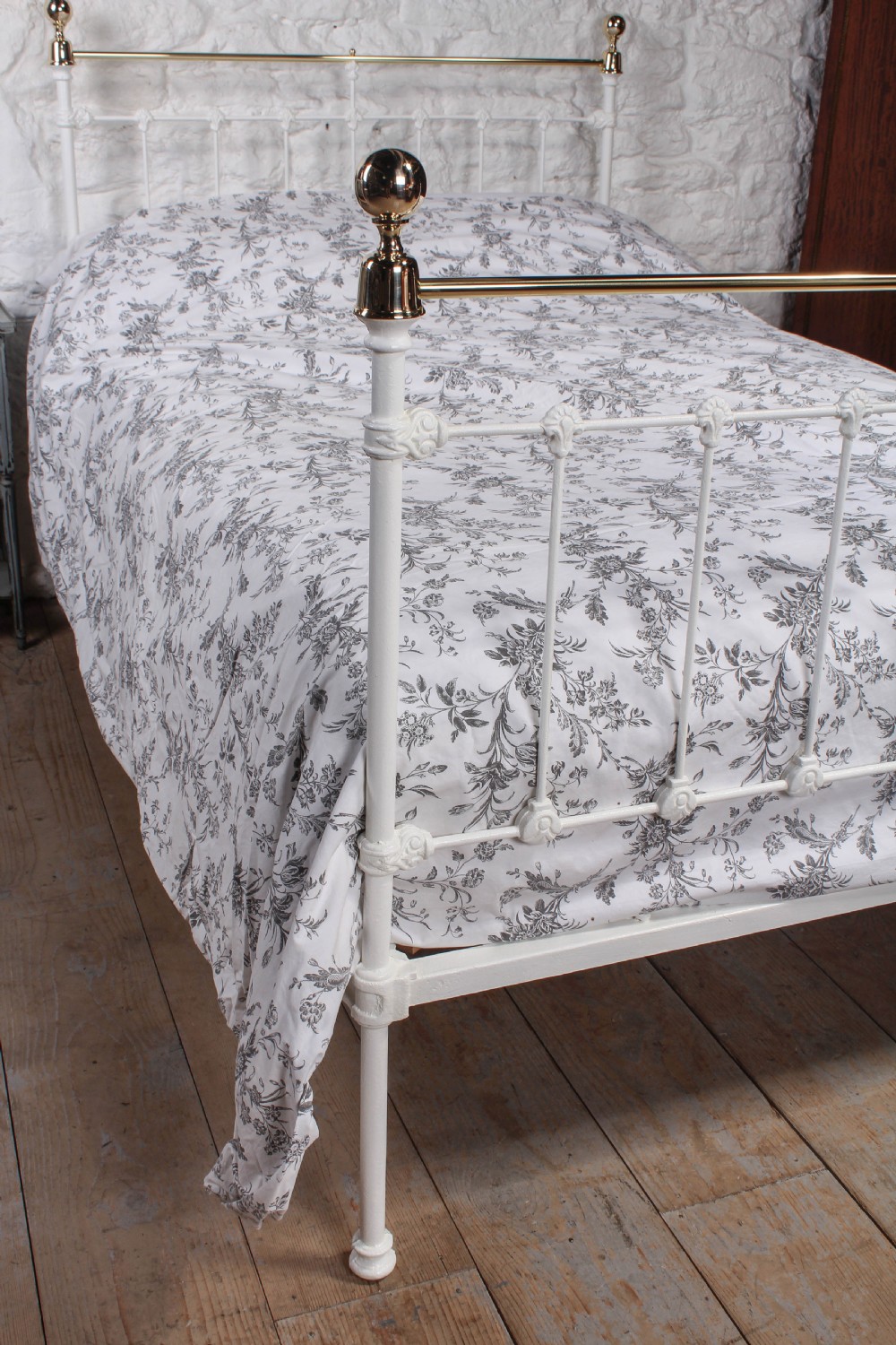 Pretty Queen size Victorian brass and iron bed View IV