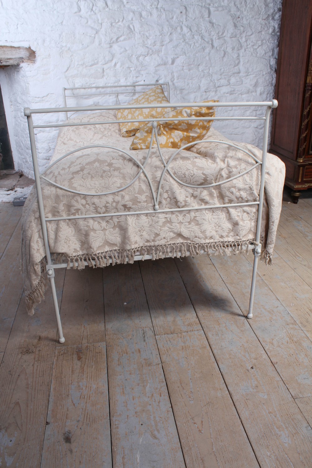 Simple iron single sleigh day bed View II