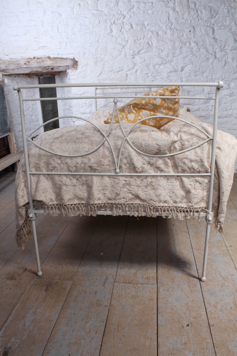 Simple iron single sleigh day bed View III