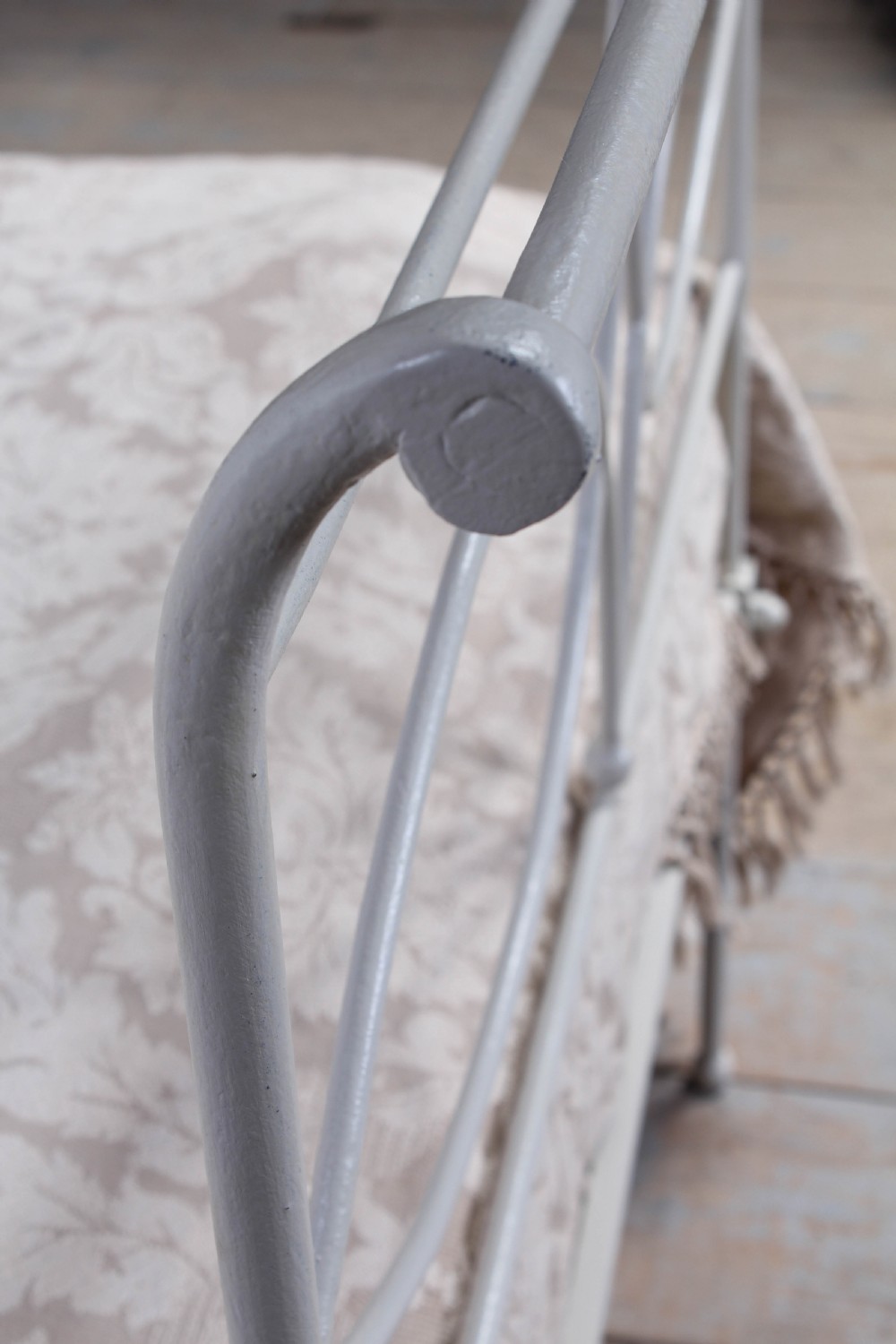 Simple iron single sleigh day bed View IV