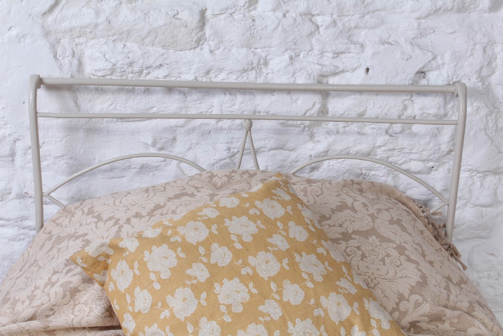 Simple iron single sleigh day bed View V