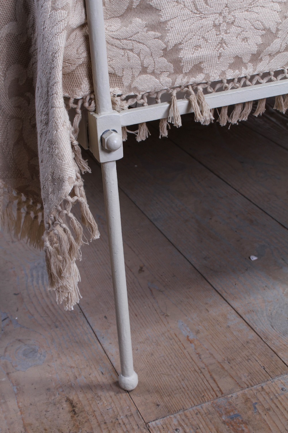 Simple iron single sleigh day bed View VI