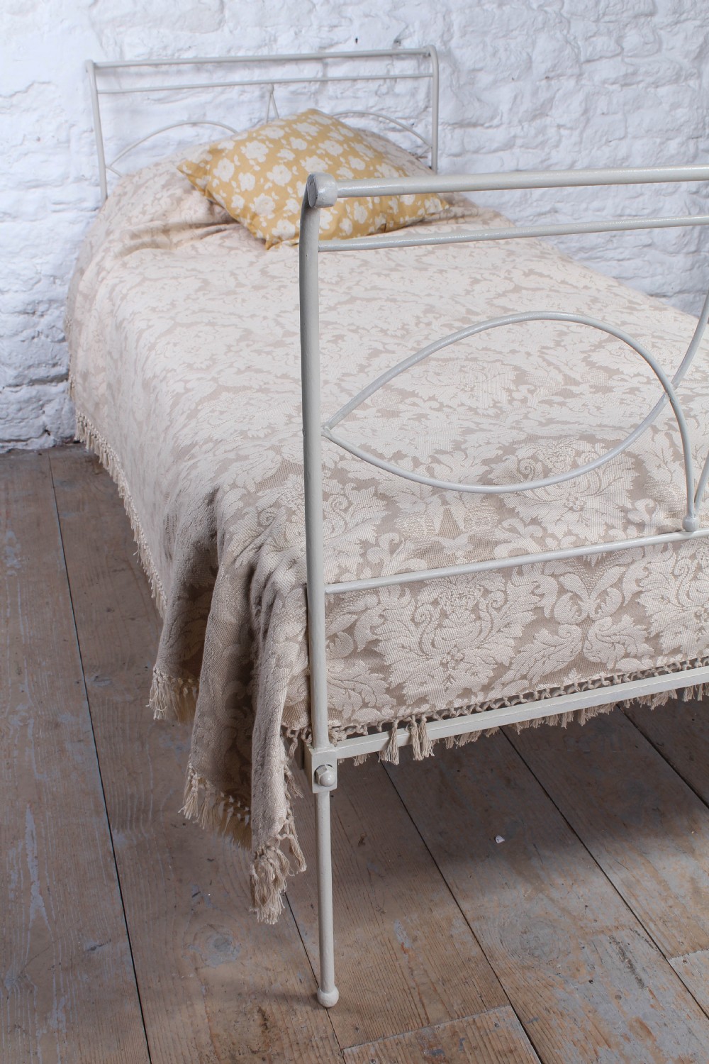 Simple iron single sleigh day bed View VII