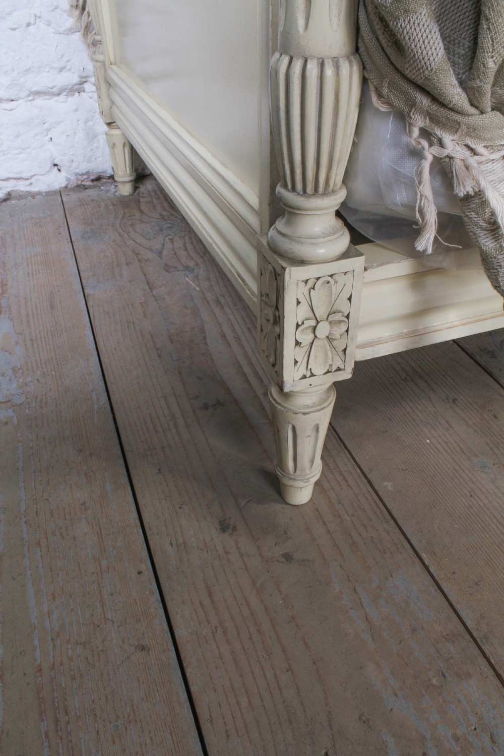 Pretty French Empire style painted day bed View V