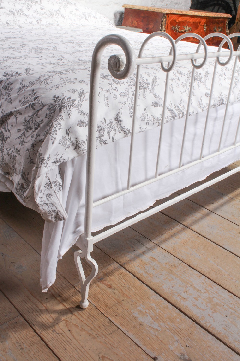 Stylish  and  interesting forged iron king size bed View II