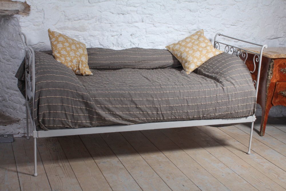 Very pretty forged iron day bed