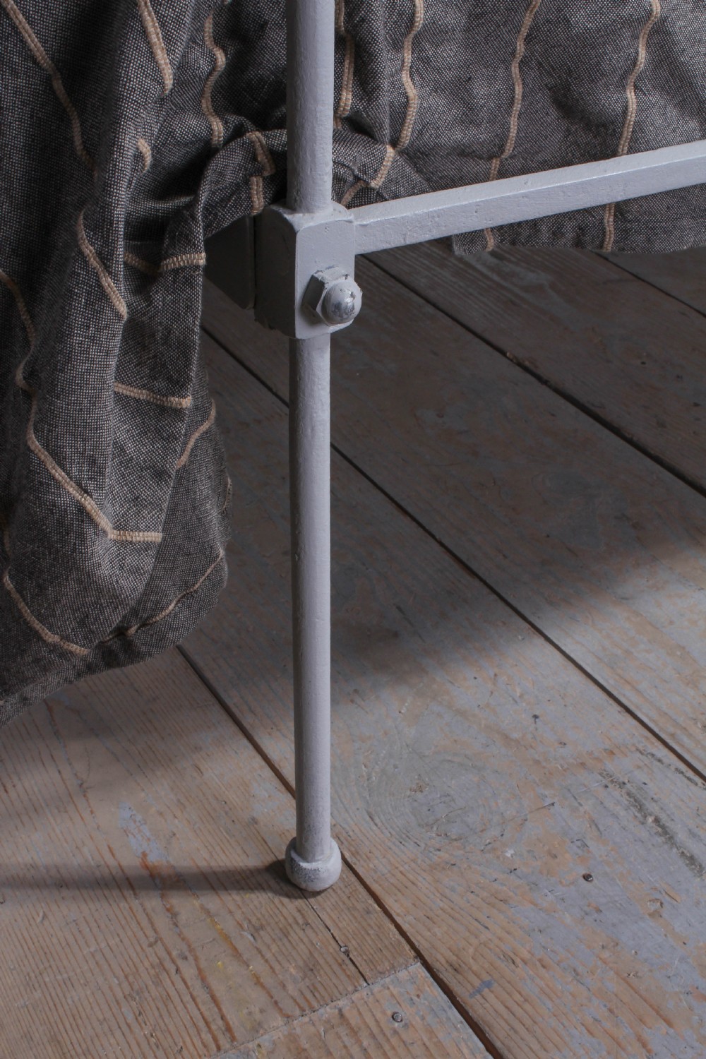 Very pretty forged iron day bed View V