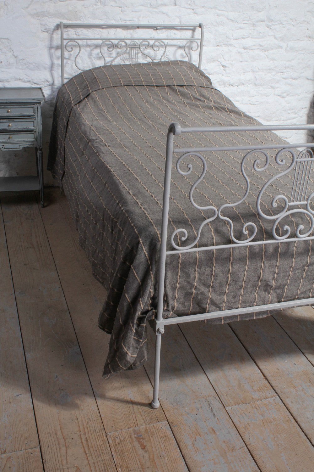 Very pretty forged iron day bed View VI