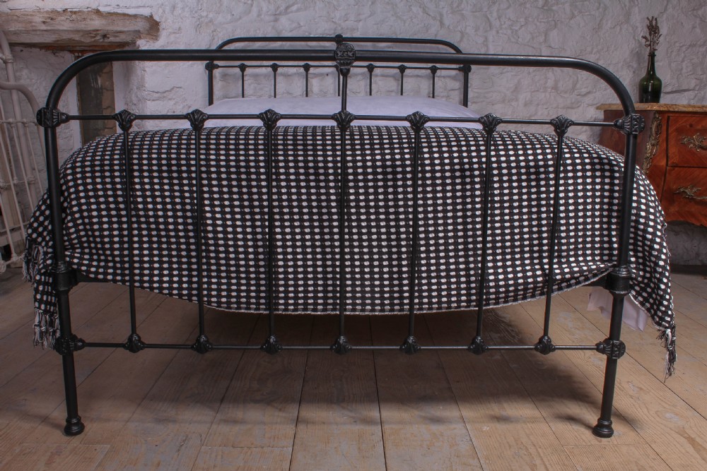 Lovely simple Victorian fashionable all iron double bed View II