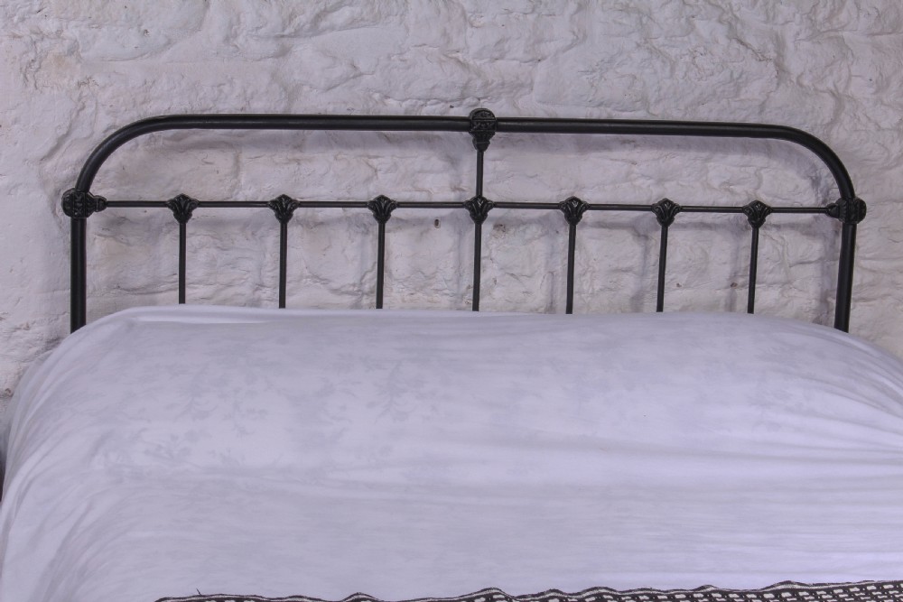 Lovely simple Victorian fashionable all iron double bed View VI