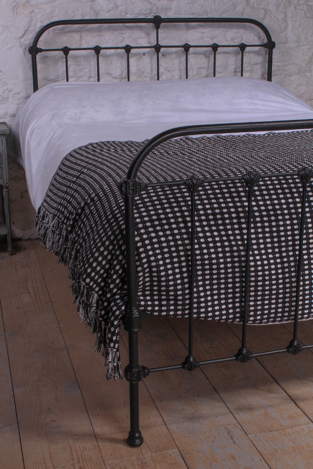 Lovely simple Victorian fashionable all iron double bed View VII