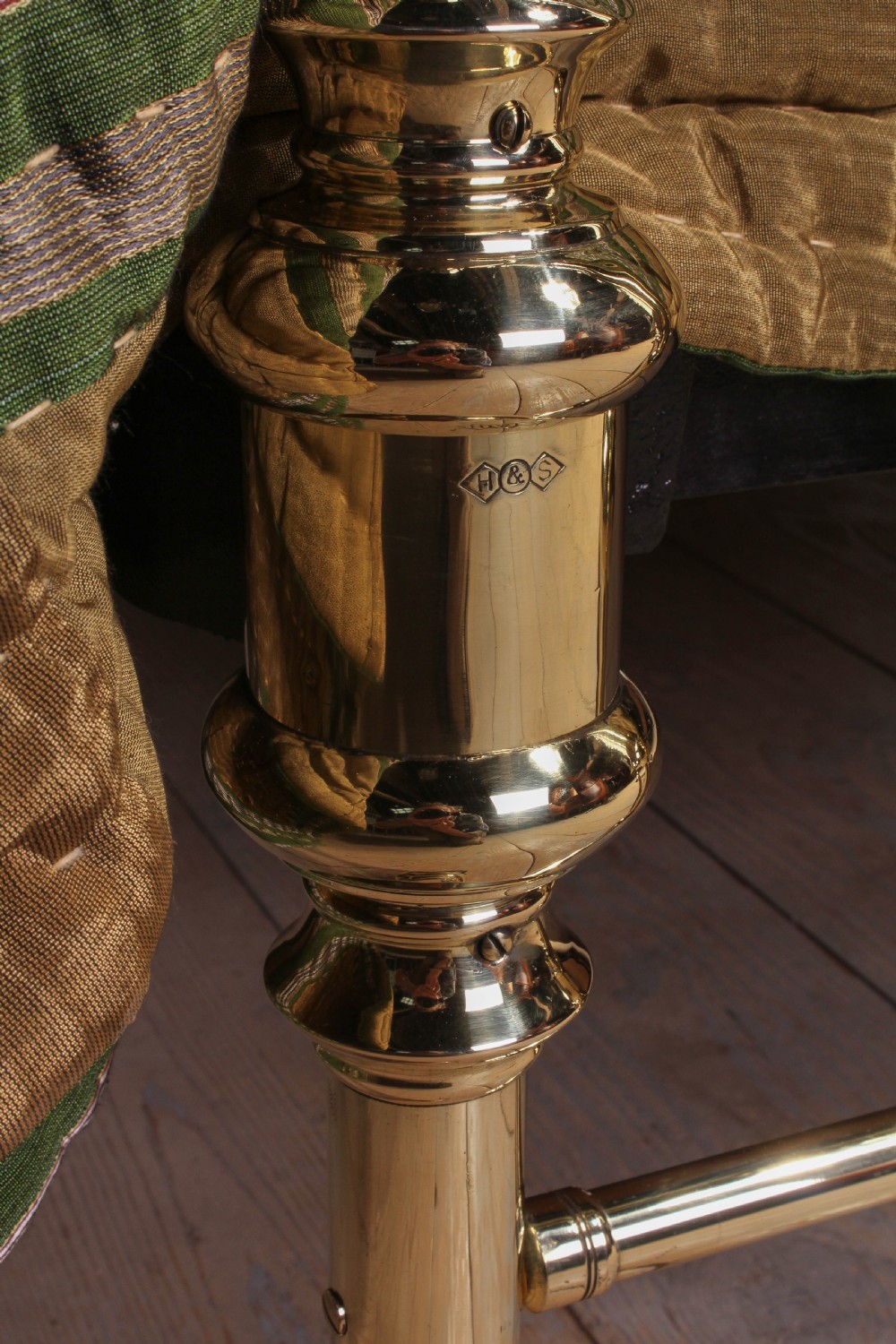 Fabulous quality Victorian king size all brass bed by Hoskins and Sewell, View IV