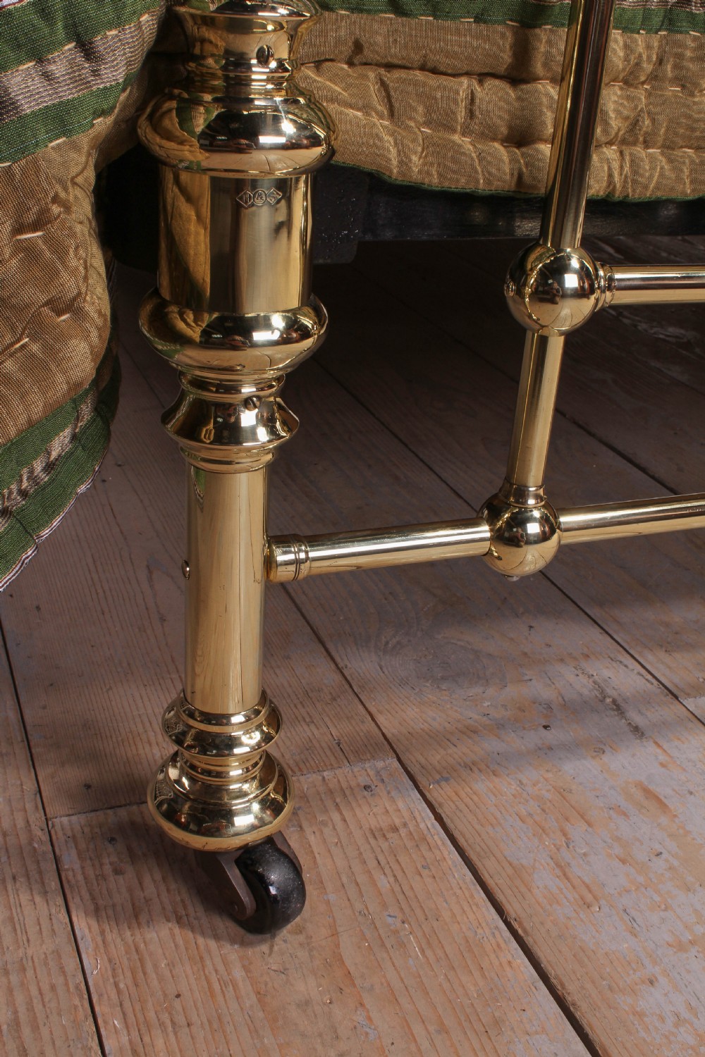 Fabulous quality Victorian king size all brass bed by Hoskins and Sewell, View V