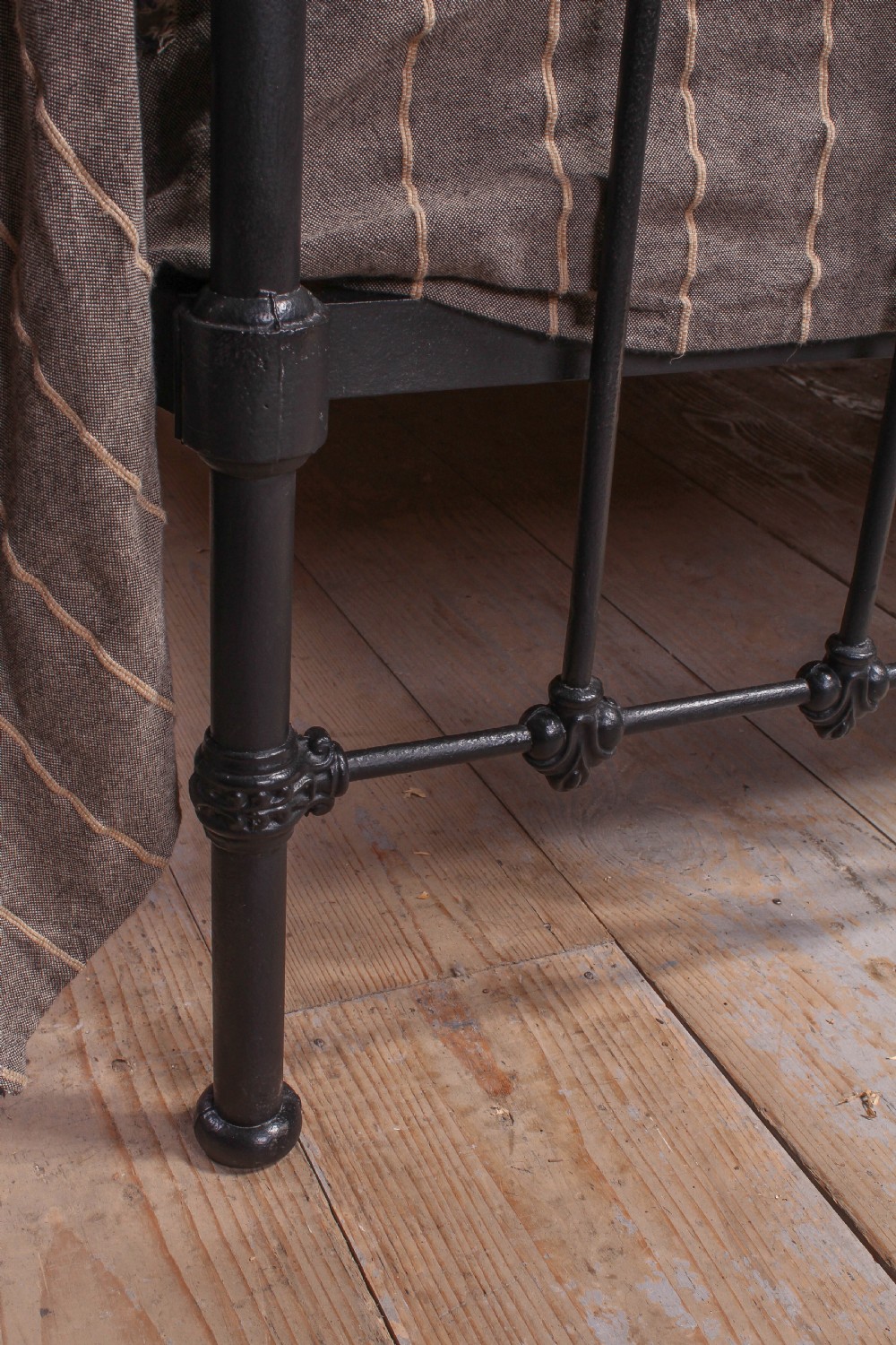 Classic Victorian black and aged brass king size bed View IV