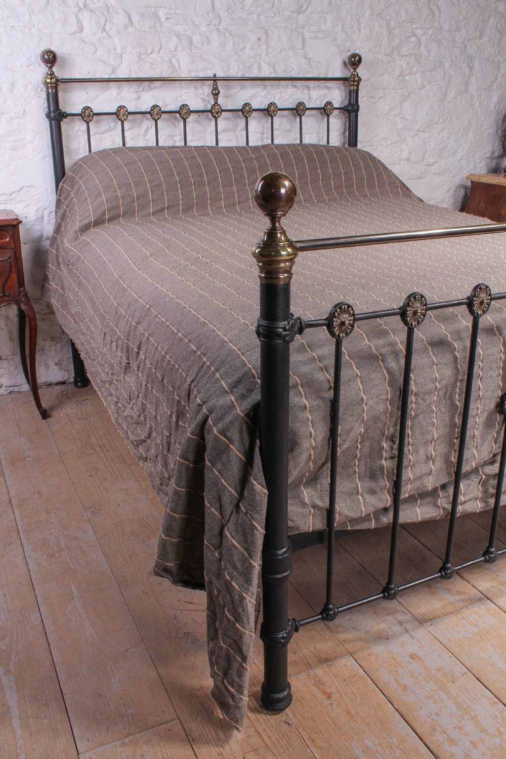 Beautiful individual classic Victorian black and brass 5Ft king size bed View VIII