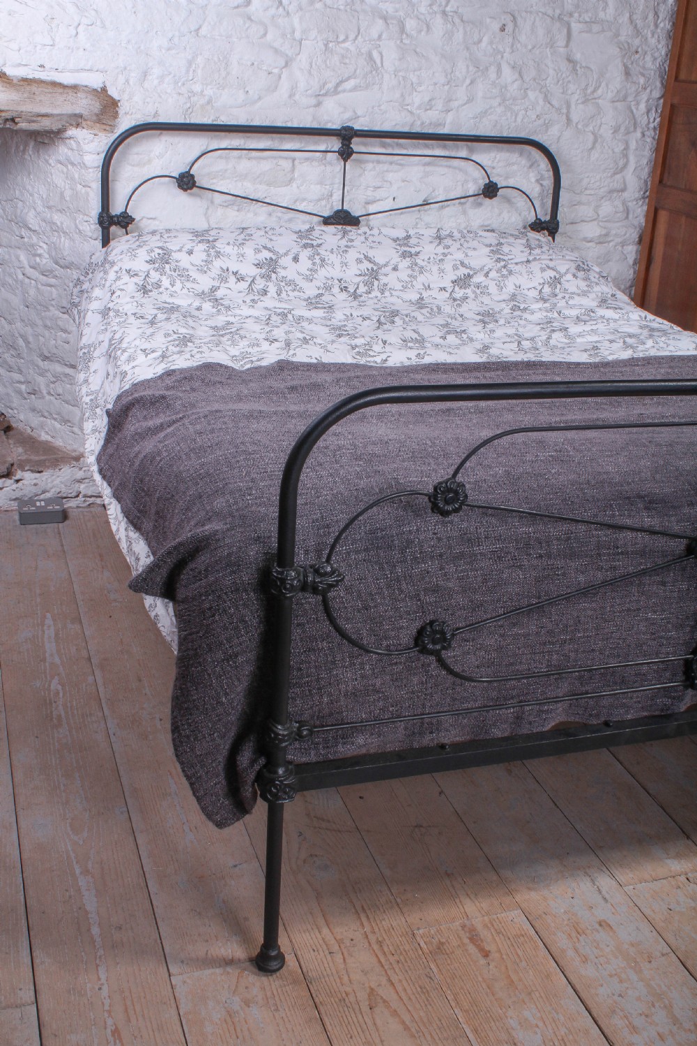Lovely Irish cottage style 5Ft all iron king size bed View VII