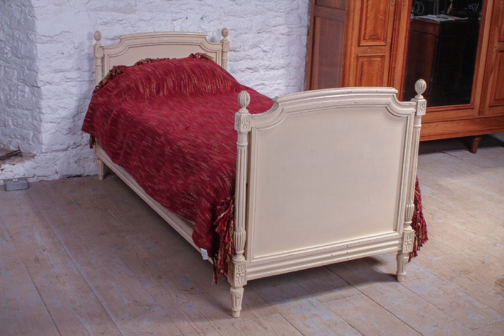 Pretty original painted French day bed with base View IV