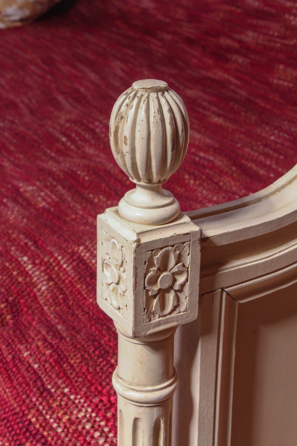 Pretty original painted French day bed with base View V